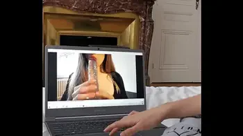 Ma copine me suce devant le porno d'une amatrice Francaise Julynovember