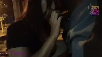 Brigou com o marido e disse que o primeiro que ela visse ia chupar o pau, dito e feito a puta da Bruna Santiny mamou um cara na praça