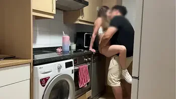 Mientras hablo por telefono con mi novio , mi padrastro me come el coño y me folla bien duro hasta se corre dentro creampie