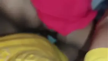 Hijastra tiene su primera vez con su padrastro y le encanta. Porque él tiene una polla grande real casero