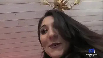 Sonia baise avec un vieux devant son mari