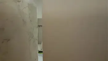 sorprendo a mi hermanastro espiándome en el baño mi padrastro casi nos descubre follando kourtney love