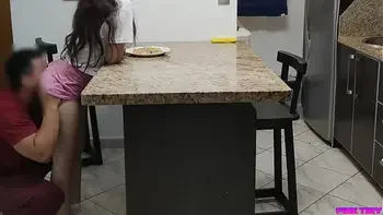 Me Gusta Comer Sentada en las Piernas de mi Tio