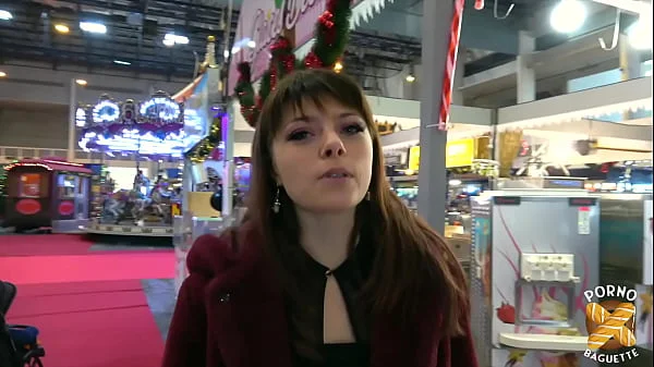Tiny, belle coquine, se dévergonde pour deux bites bien dures