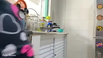 Contratei essa empregada doméstica e ela veio assim para me provocar, eu fiquei excitado com essa bunda gostosa