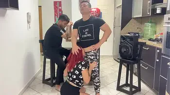 El Mejor Amigo de mi Novia Baila con ella de Forma muy Pervertida Frotándole su Polla por el Culo y mi Novia parece Disfrutar no respeta que estoy Al Frente