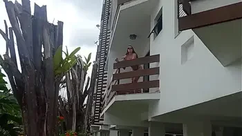 Mulher casada fazendo sexo com vizinho de 18 anos que não deu conta e gozou rápido