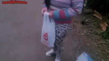 transando com uma gostosa de uma colônia marginal sem camisinha, por algumas latas, safado tira proveito da pobreza e goza até no cuzinho dela!