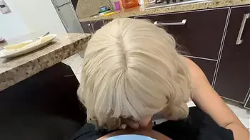 Mi Madrastra Me bate los Huevos en el Desayuno Cuando Su Marido esta Trabajando