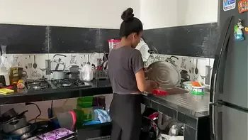 me cambio de casa y estoy en la cocina y mi padrastro me rompe mi coño