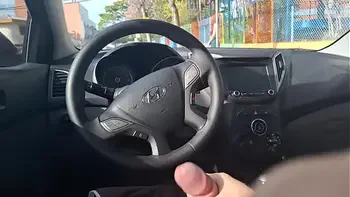 Pedindo informações na rua para uma bela mulher no ponto de ônibus!