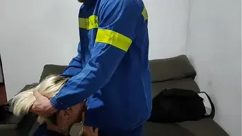 o cartao dela nao passou ela pagou chupando o pau do eletricista