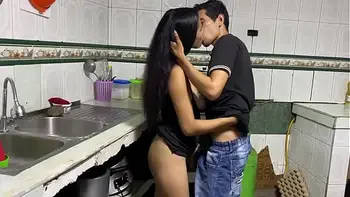 invito a mi prim a comer y termina comiendome mis tetas.