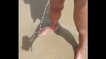 exhib de ma bite et mon cul sur la plage naturiste et pipi dans la mer, partie 1,