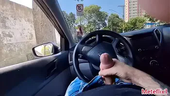 Pedindo informações com pau de fora pra gostosa no ponto de ônibus!