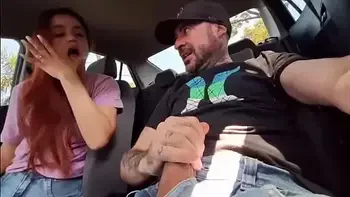 Tirei pau pra fora e me masturbei olhando para ruivinha que estava no ponto de onibus!