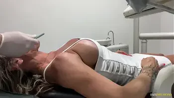 Milf peituda foi cuidar do sorriso mas acabou gemendo no consultório sentando gostoso no pau do dentista - Fabi Drumond