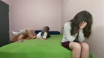 Ay, aaay! Me duele sacamela! Pequeña e INOCENTE ESTUDIANTE mexicana es entregada por su madrastra a un viejo para pagar la renta, casero real