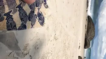 Casada com micro biquini na praia