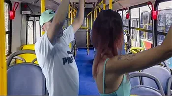 Jovem estudante leva encoxada dentro onibus!