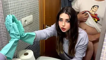 Mi padrastro me folla en el baño cuando limpiaba , me deja sin aire de tanto sexo,disfruto mucho cuando tengo sexo prohibido