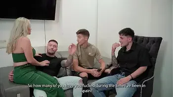 Pibe comparte a su novia con sus dos amigos por Navidad Tatiana Álvarez MILF de enormes tetas