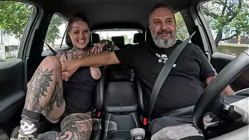 A tatuada Naty Loka pegou a carona e deu o cú no pelo para o motorista