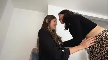 Tan caliente se puso mi vagina por el fantasma de la pelicula que termine follandome a mi mejor amiga?