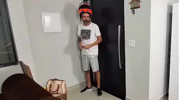 Safada sozinha em casa recebe motoboy só de toalha de banho!