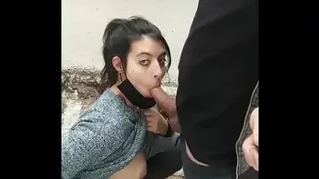 (AMATEUR PUBLIC) HOT BRUNETTE SUCKING DICK OUTDOOR