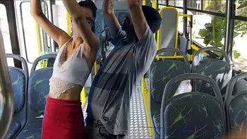 Estudante é encoxada e fudida por um estranho dentro do ônibus!