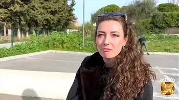 Livia, jeune bombasse, veut se faire bien baiser