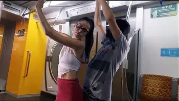 Novinha sendo encoxada e fudida no transporte público ( trem)