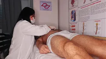Enfermeira e estética observa ereção do paciente!