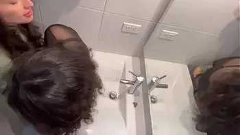 Descubro a la amante de mi marido en mi armario, ahora también me la follo!!