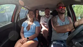 Ted pegou uma carona com o casal Mari e Chell e ganho uma novinha no banco de trás - Candy Debby