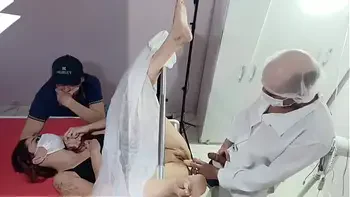 Marido leva esposa para examinar e foi traído ali mesmo ginecologista safado!