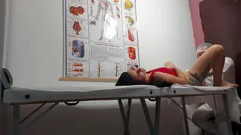 Ginecologista enfia dedo no cu e fode paciente!