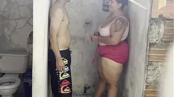 MADRASTRA FOLLA CON SU AMANTE EN LA DUCHA