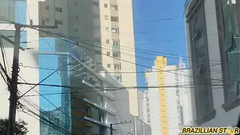 A novinha completou 18 anos e chamou o amigo pra tirar a virgindade dela no meio do mato