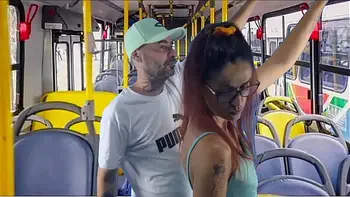 Jovem estudante encoxada e fodida no ônibus em público!