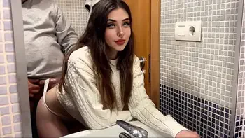 sexo duro con mi jefe en el baño, queda todo grabado