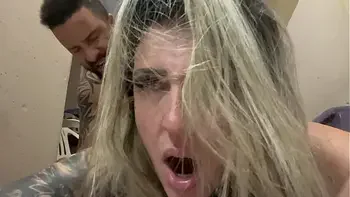 No beco de uma viela fazendo aquele amor gostoso com a buceta toda molhada e seu pau pulsando dentro dela sem camisinha pronto pra gozamos juntos !