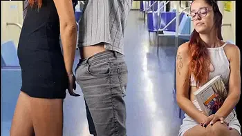 Safada estudante deixa estranho encoxar sua bunda em público!