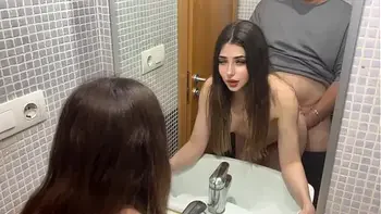 Padrastro gordo de 47 años teniendo sexo con hijastra en el baño por la mañana