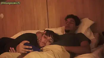 Mirando una pelicula con mi padrastro y sin querer me trague su pene (casi nos descubren)