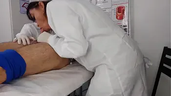 Duas enfermeiras se surpreendem com ereção do paciente