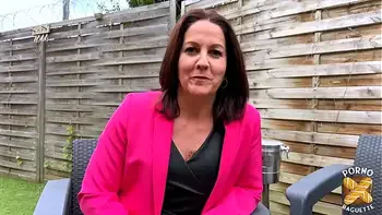 Ellie, milf coquine, encaisse une bite