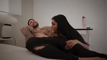 Yasmina Khan Gangbang recibe Doble Penetración de los hermanos Bud y hace increíble Beso Negro