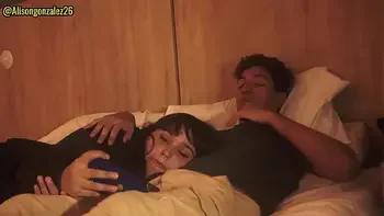 Tengo sueño hermanastro, dejame acostarme en tus piernas, pero no metas tu pene en mi boca por favor!!